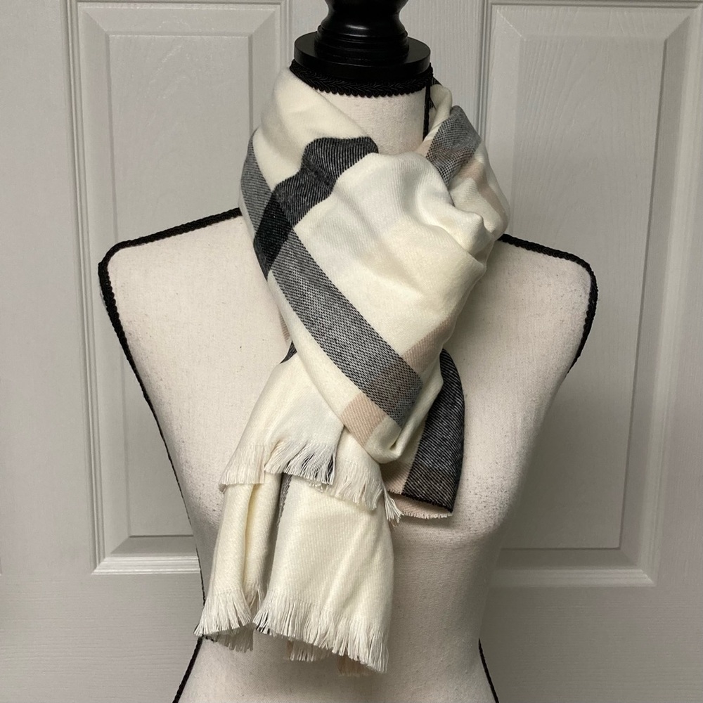 NWT Gap cozy plaid wrap/scarf 23.5. inches x 78 inches. Ivory, blush, black